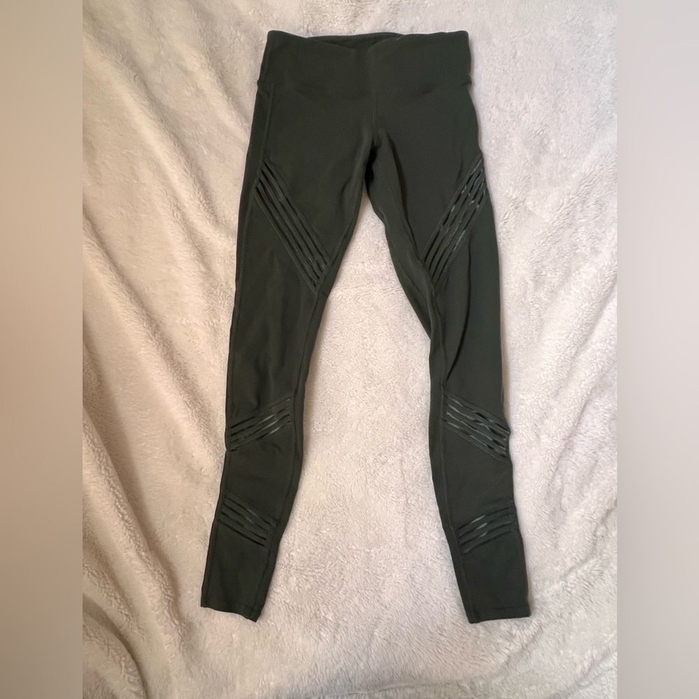 Alo air brushed leggings
Size: S
Inseam 28”
Olive green with mesh detail
110